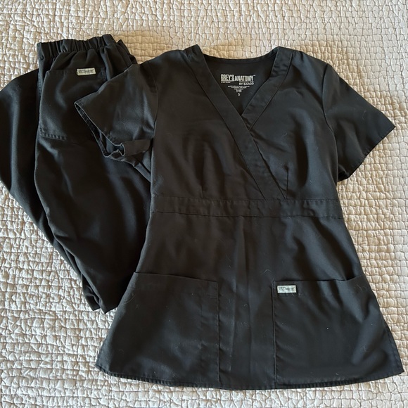 Grey’s Anatomy Scrubs - Picture 1 of 5